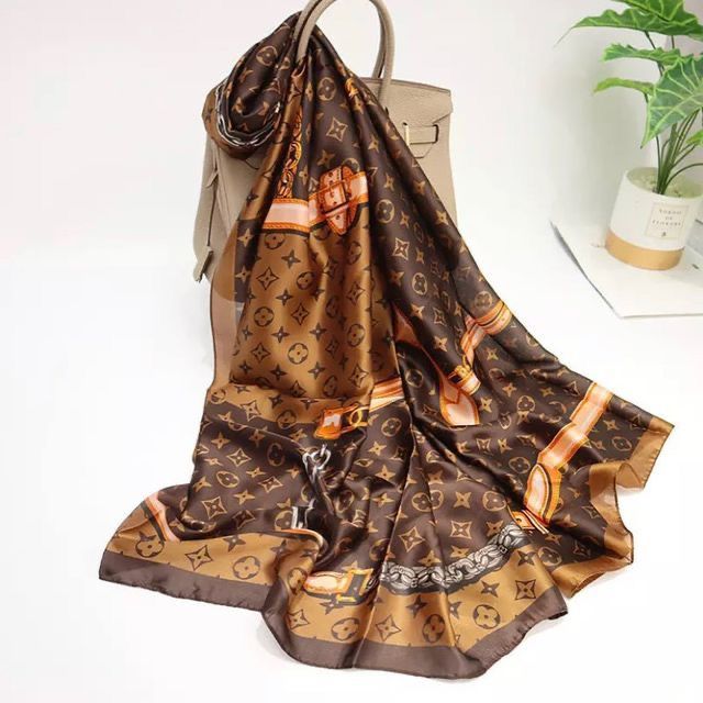 Écharpe Marron Chanel – Style Iconique