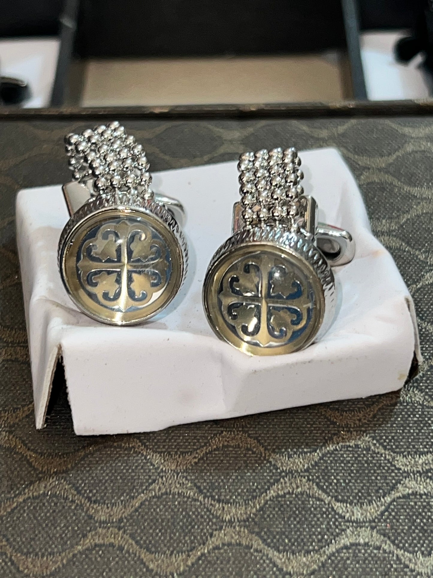 Bouton Manchette beige-Fond Bleu