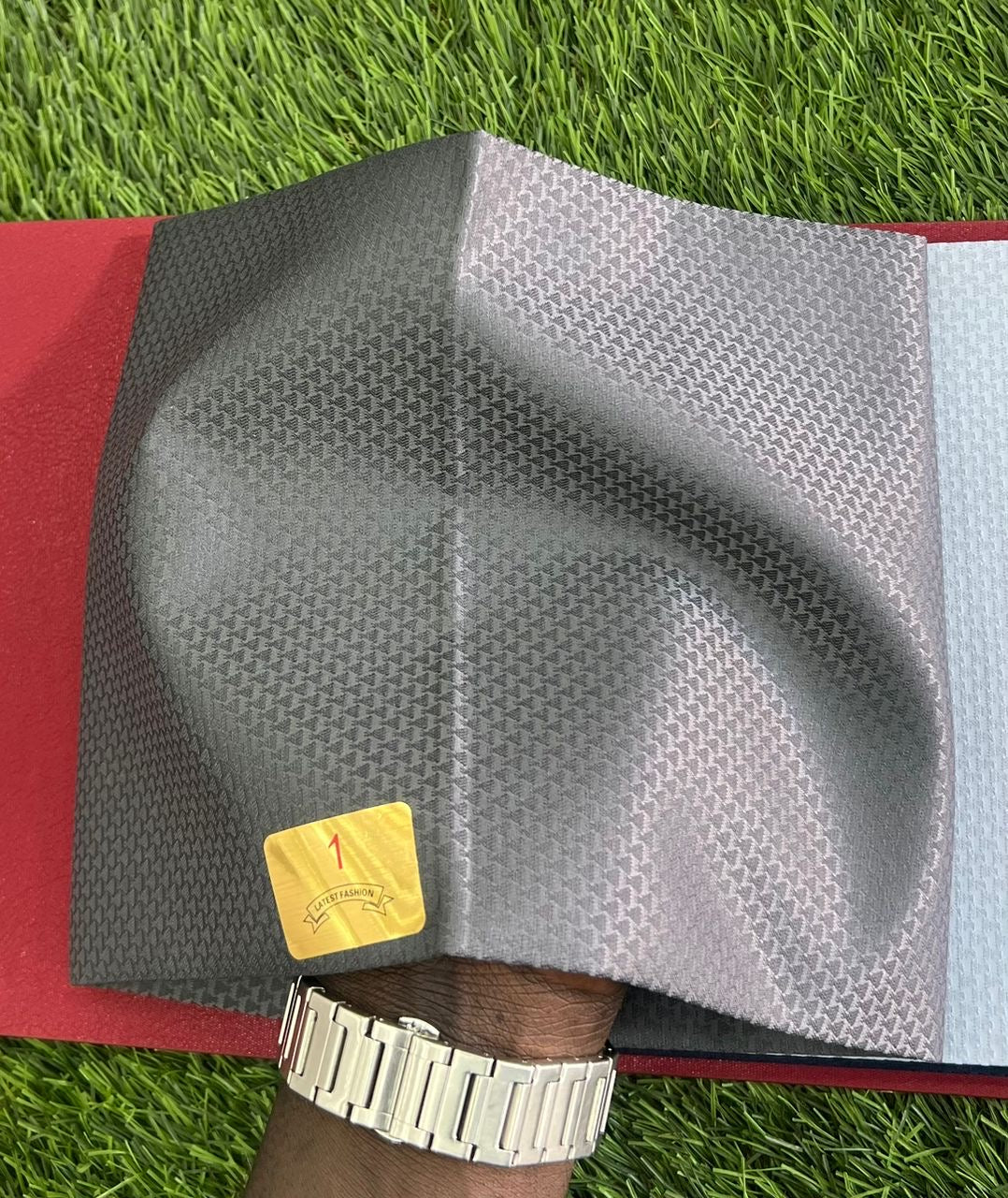 Tissu Homme Gris Foncé – Motifs Géométriques Élégants